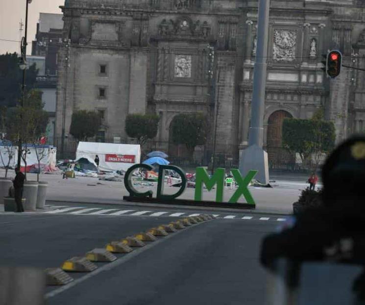 Zócalo amanece con casas de campañas vacías de Frenaaa Zócalo amanece con casas de campañas vacías de Frenaaa