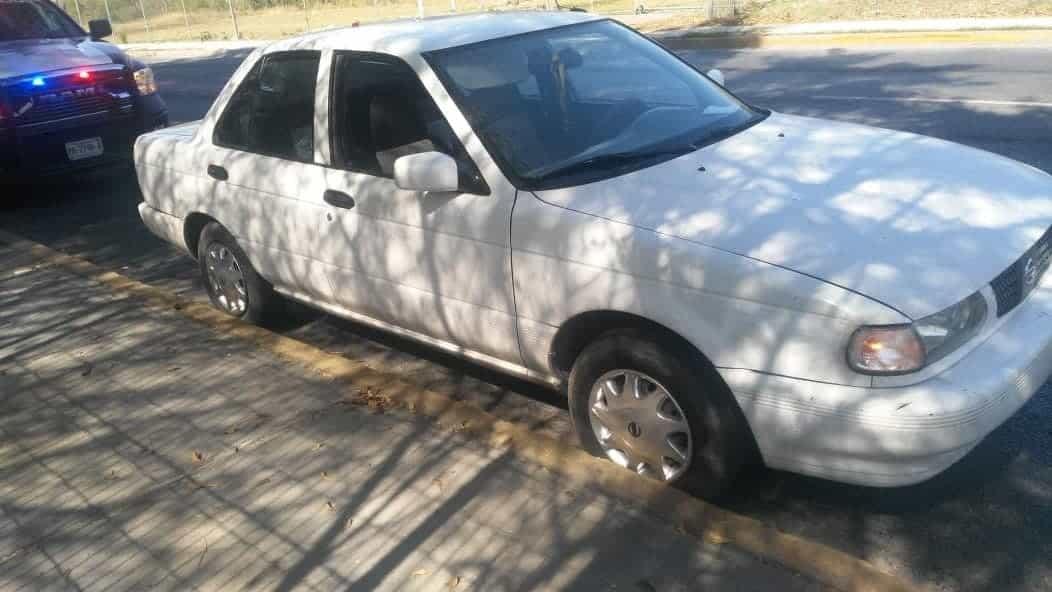 Detienen a tres en auto robado