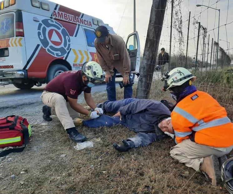 Sufre fractura al caer de motocicleta