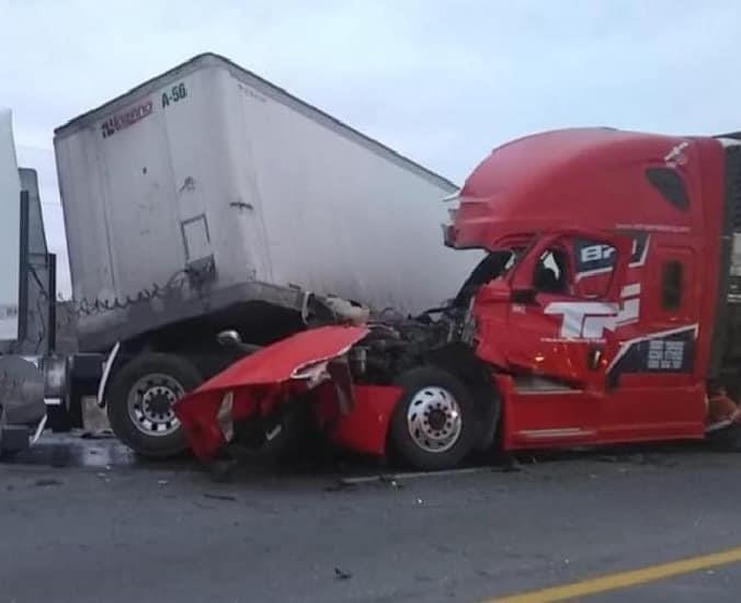 Termina atrapado bajo su tráiler