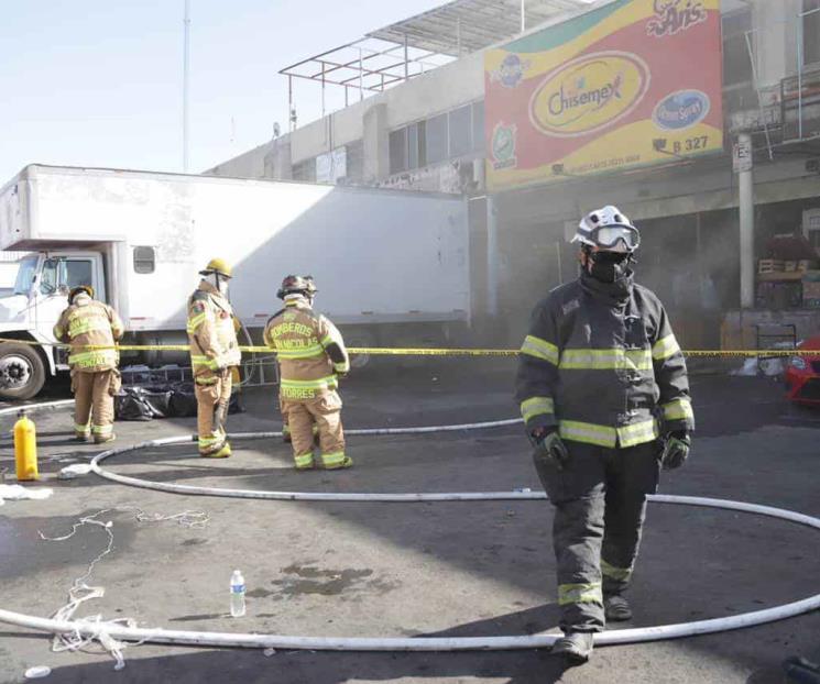 Se incendia almacén en Mercado de Abastos San Nicolás Se incendia almacén en Mercado de Abastos San Nicolás