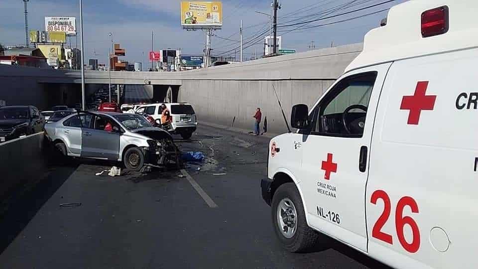 Maneja en contra por Garza Sada; choca Maneja en contra por Garza Sada; choca
