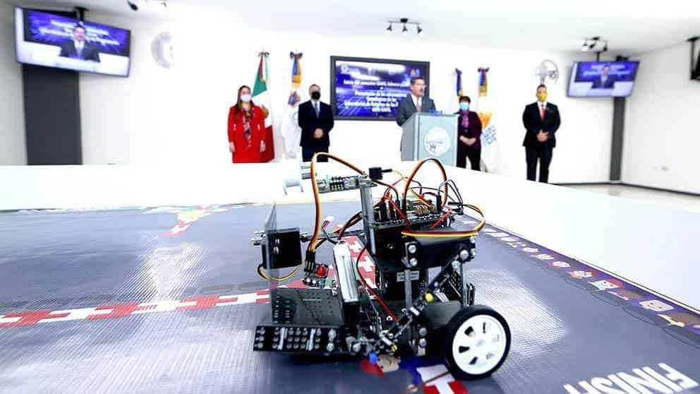 Practican jóvenes en escenarios virtuales