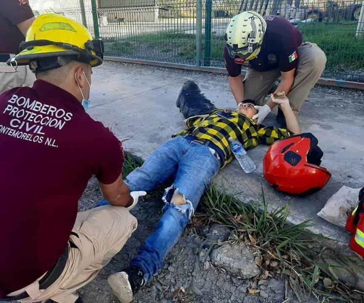 Sufre motociclista derrape en su moto Sufre motociclista derrape en su moto