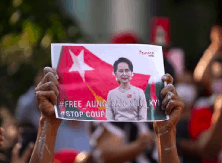 Suu Kyi, acusada de posesión de radios ilegales Suu Kyi, acusada de posesión de radios ilegales