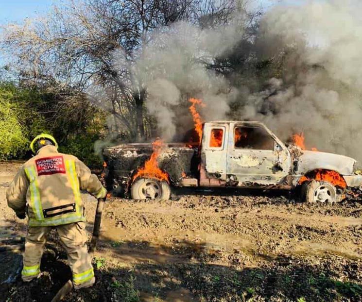 Arde camioneta por falla eléctrica Arde camioneta por falla eléctrica