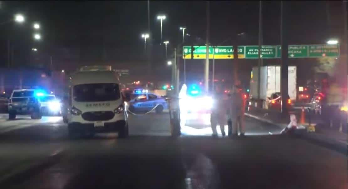Muere motociclista al estrellarse contra anuncio Muere motociclista al estrellarse contra anuncio
