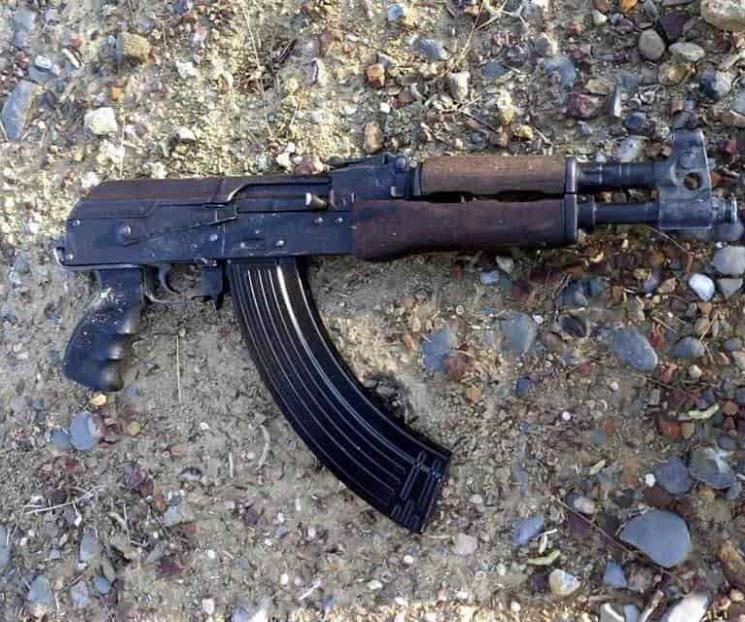 Aseguran fusil y ropa táctica Aseguran fusil y ropa táctica
