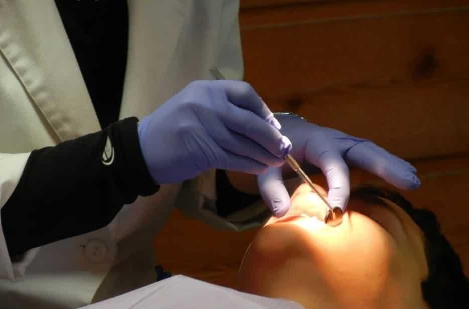 Experto explica enfermedad dental relacionada con Covid-19
