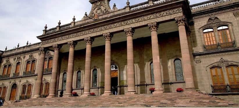 Realiza Bronco enroques en gabinete
