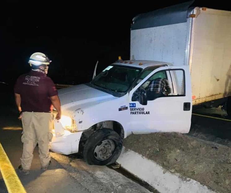 Camioneta termina embancada en Montemorelos