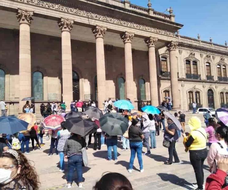 Protestan maestros de los Cendis por falta de pago Protestan maestros de los Cendis por falta de pago