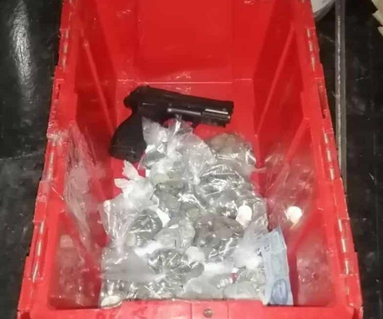 Hallan pistola y dinero en caja