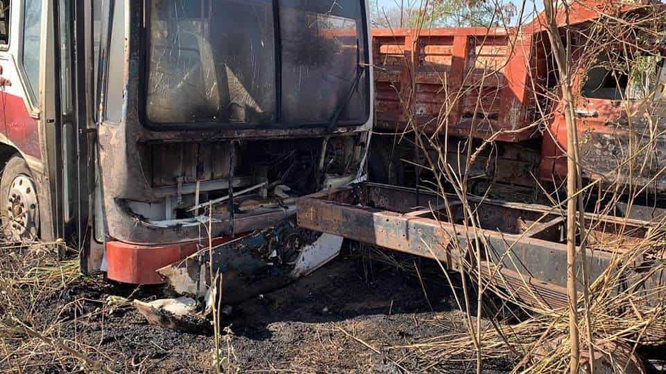 Fue incendiado un local especializado en la venta y reciclaje de vehículos chatarra