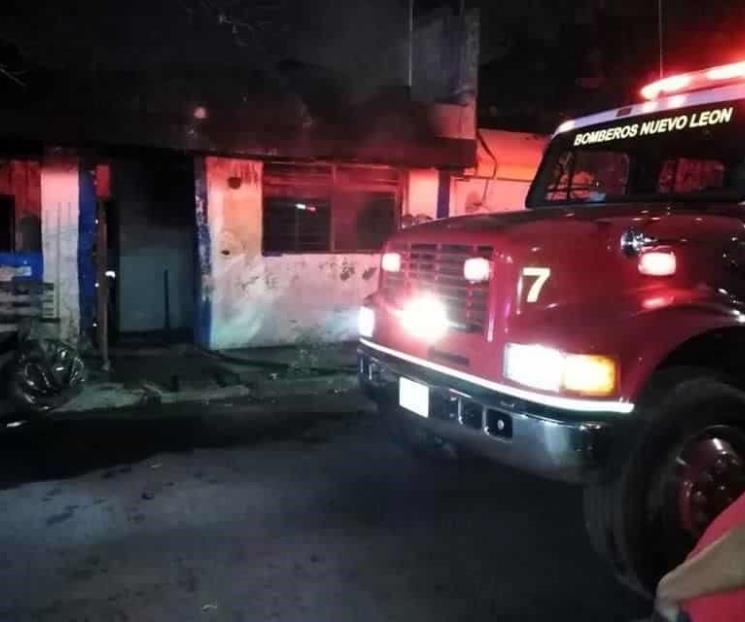 Hombre incendia su casa con su familia adentro