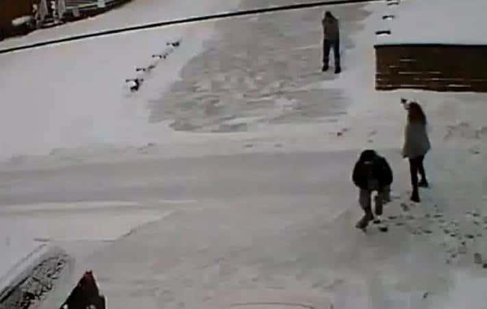 Hombre mata a vecinos a disparos tras pelea por nieve en EU Hombre mata a vecinos a disparos tras pelea por nieve en EU
