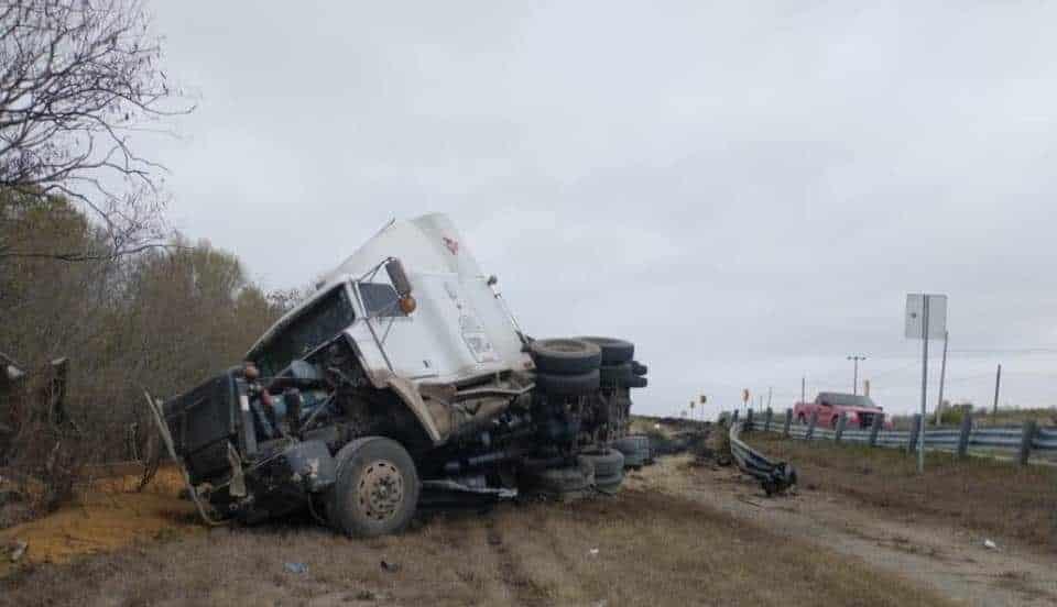 Resulta herido chofer al volcar su tráiler Resulta herido chofer al volcar su tráiler