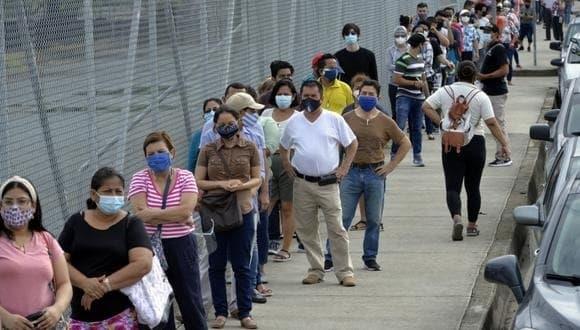 Ecuatorianos acuden a las urnas Ecuatorianos acuden a las urnas