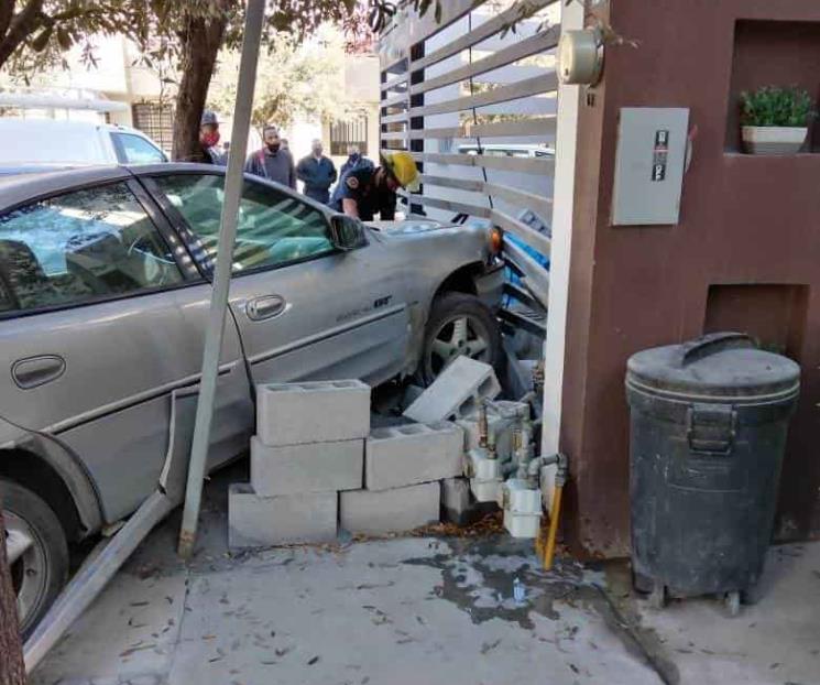 Estrella auto contra fachada de vivienda Estrella auto contra fachada de vivienda