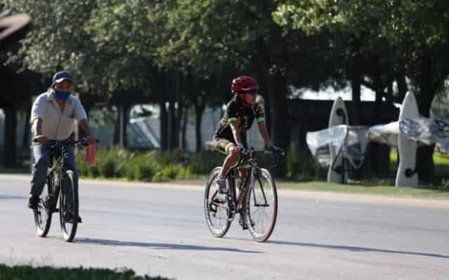 Aprovechan regios el clima y se van a los parques públicos
