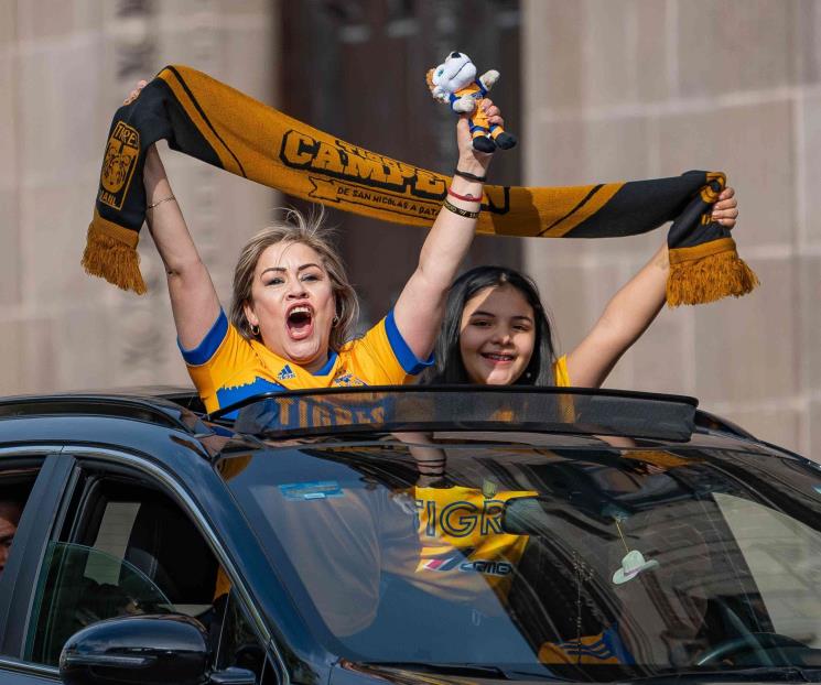 También se festejó en la Macroplaza También se festejó en la Macroplaza