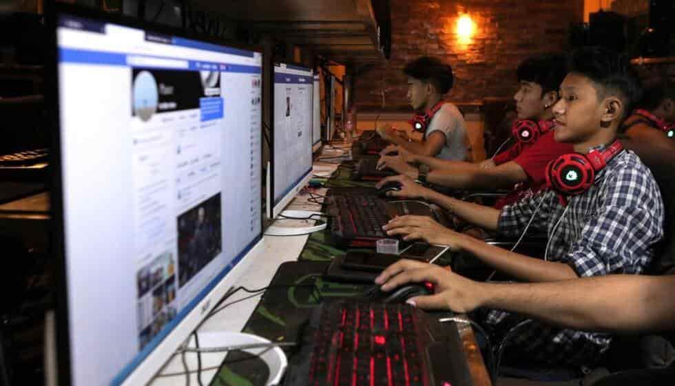 Bloquea Birmania Internet y crece descontento social
