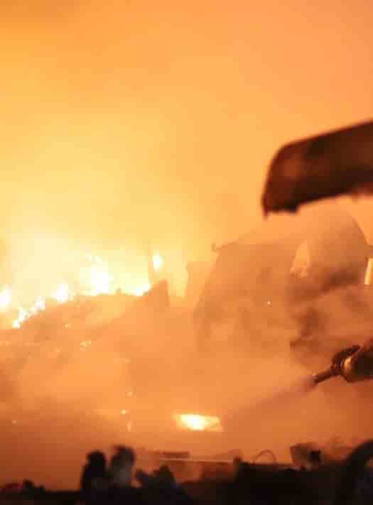 Reportan incendio de un lote de remolques abandonados