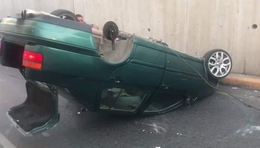 Conductor vuelca en su auto en San Nicolás Conductor vuelca en su auto en San Nicolás