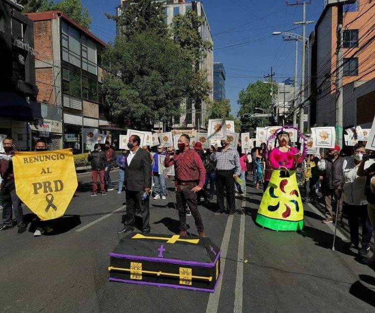 Renuncian decenas de perredistas en protesta Renuncian decenas de perredistas en protesta