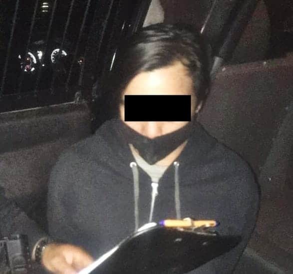 Manejaba una motocicleta con placas de cartón