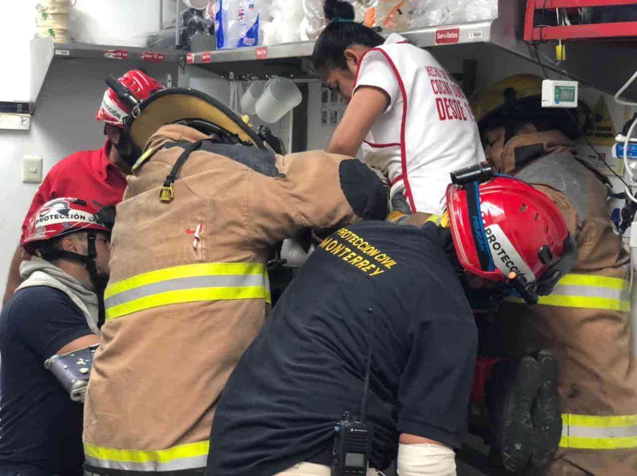 Sufrió una lesión en una de sus extremidades superiores al quedar atrapada en una máquina