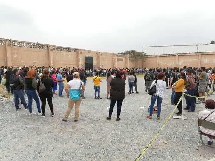Amanecen haciendo fila para obtener credencial del INE