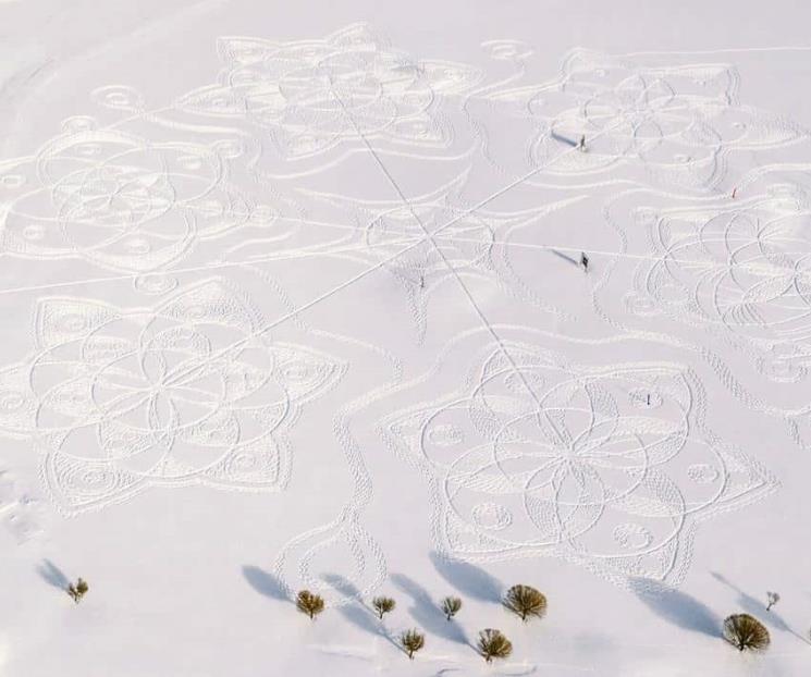 Con pisadas en la nieve crean obra de arte Con pisadas en la nieve crean obra de arte