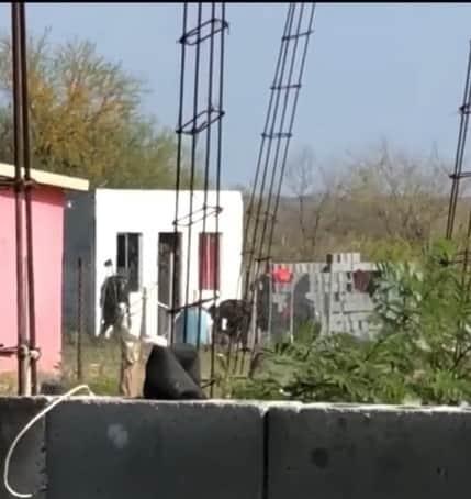 Revientan policías vivienda; desaparecen 4 jóvenes
