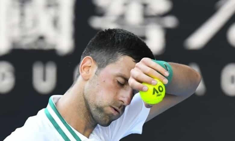 Con problemas, pero avanza Djokovic en Australia Con problemas, pero avanza Djokovic en Australia