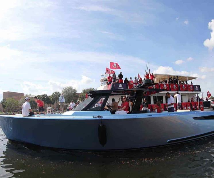 Festejan Bucaneros su Vince Lombardi en bote Festejan Bucaneros su Vince Lombardi en bote