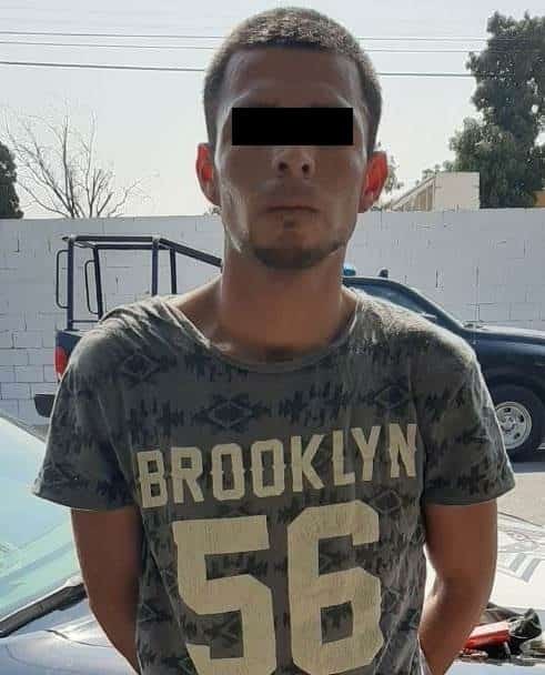 Se le encontrara dos envoltorios de hierba verde con las características de la marihuana