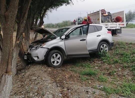 Conductor se estrella contra árbol en General Terán Conductor se estrella contra árbol en General Terán