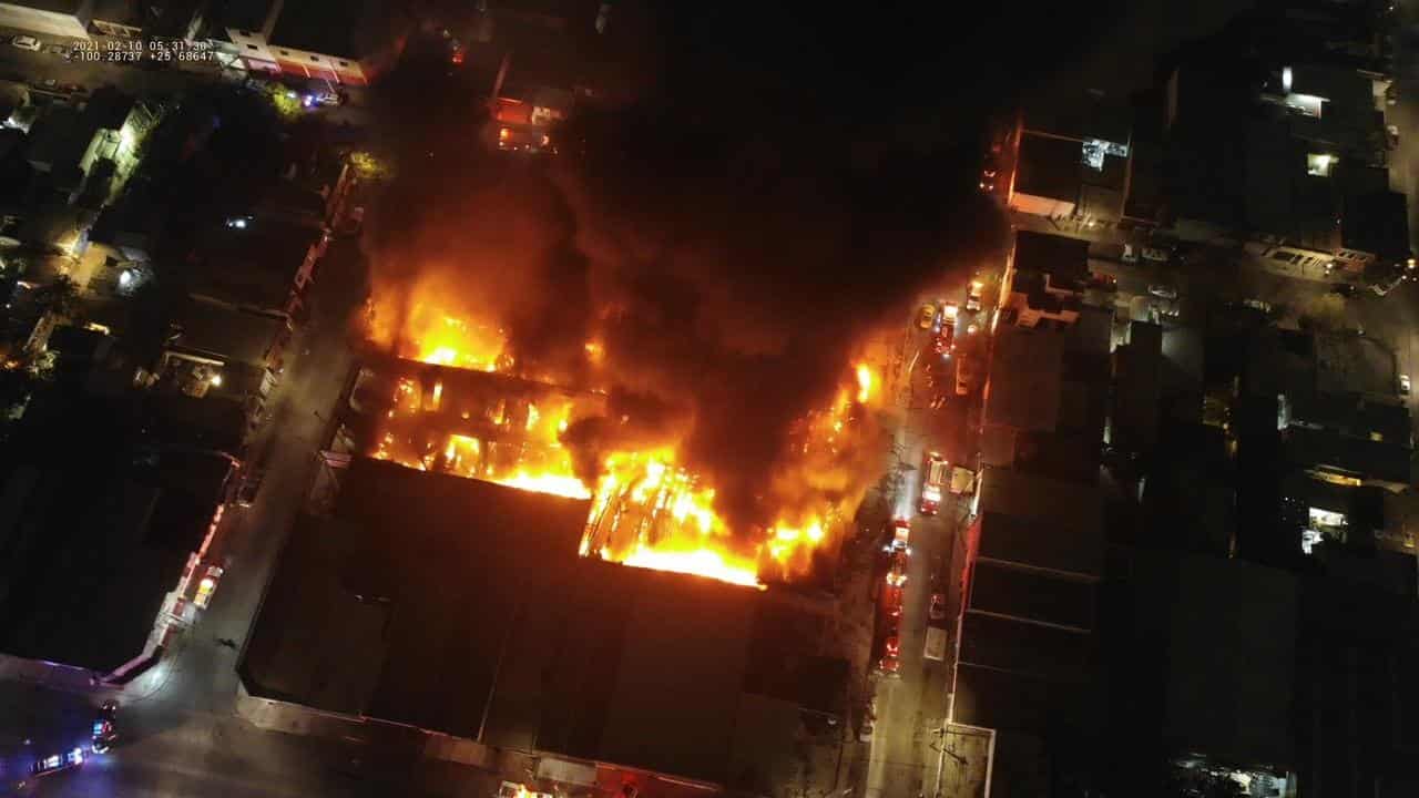 Se reportó el incendio de dos bodegas de autopartes en la Colonia Martínez