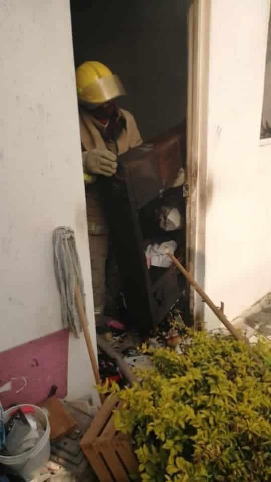 Rescatan a hombre de incendio Rescatan a hombre de incendio