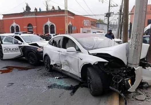 Roban auto Tesla y lo estrellan