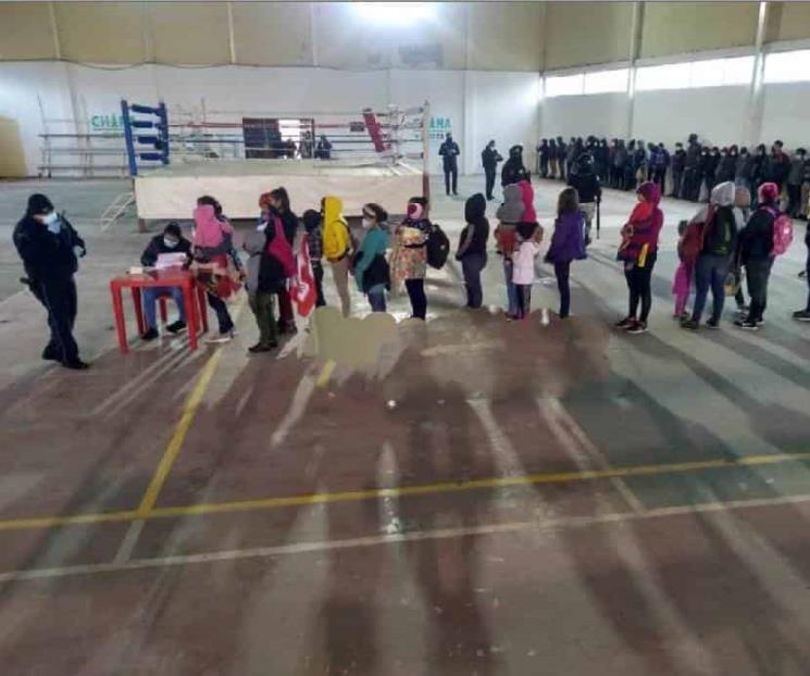 Descubren en tráiler 108 migrantes ilegales Descubren en tráiler 108 migrantes ilegales