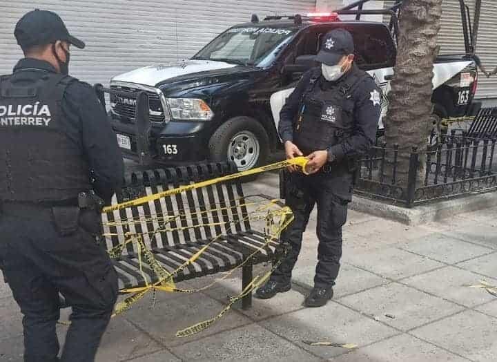 Vigila Policía Regia que no usen bancas de Plaza Morelos Vigila Policía Regia que no usen bancas de Plaza Morelos