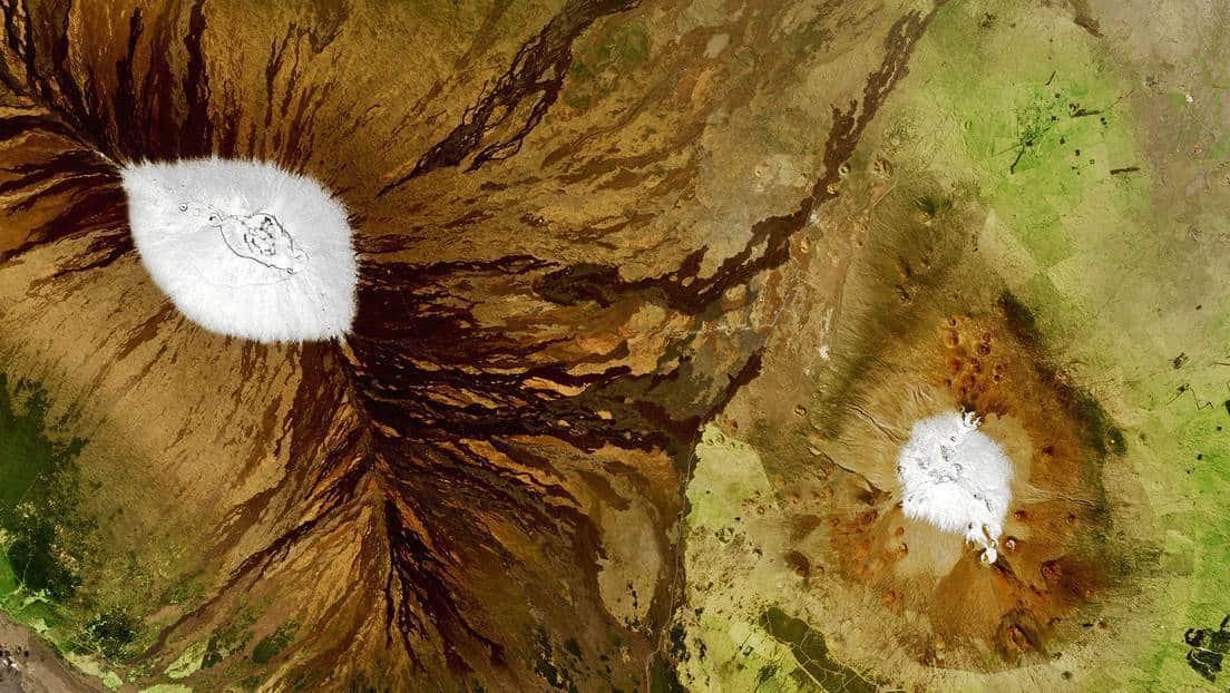 Imagen satélite muestra volcanes de Hawái cubiertos de nieve Imagen satélite muestra volcanes de Hawái cubiertos de nieve