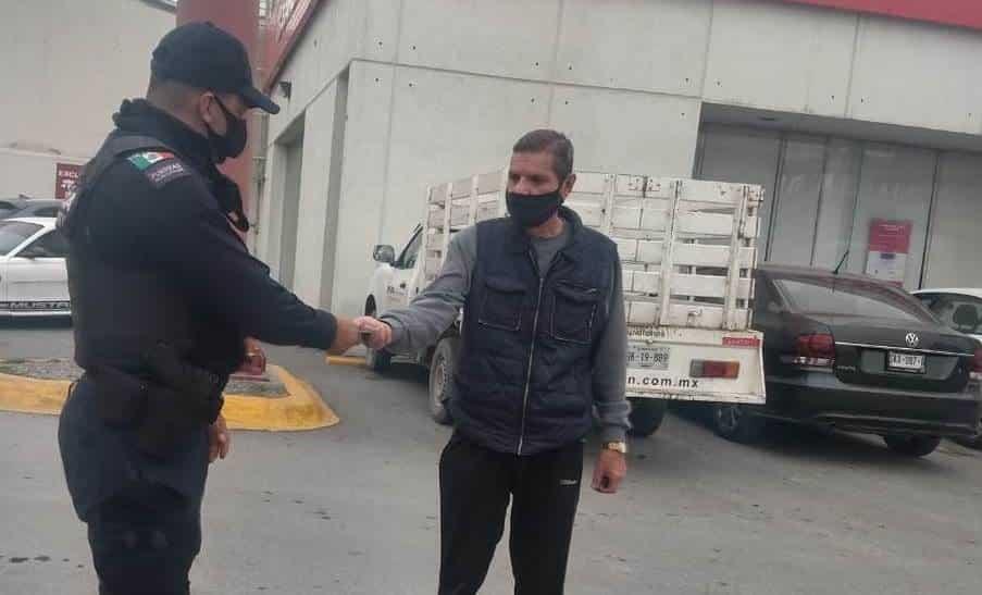 Policía encuentra celular perdido y se lo regresa a su dueño
