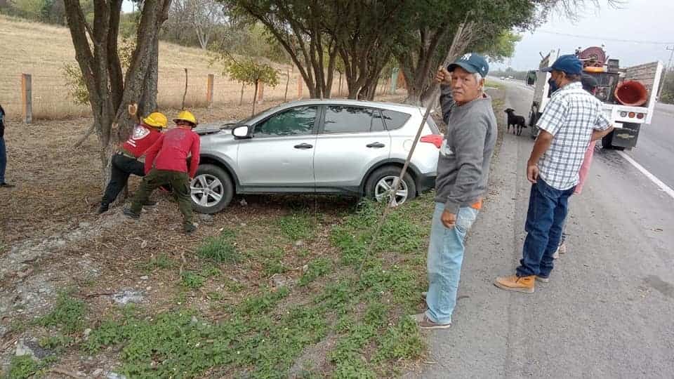 Terminó con algunas lesiones leves, después de estrellarse contra un árbol