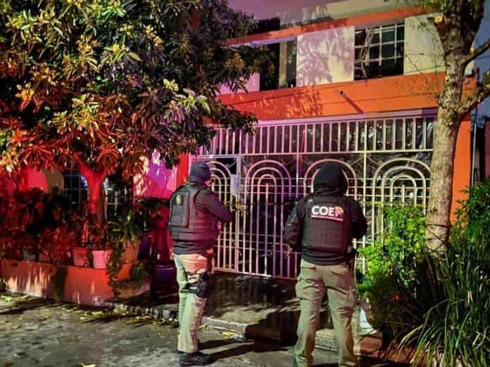 Hallan arma y drogas tras cateo, detienen a cuatro Hallan arma y drogas tras cateo, detienen a cuatro