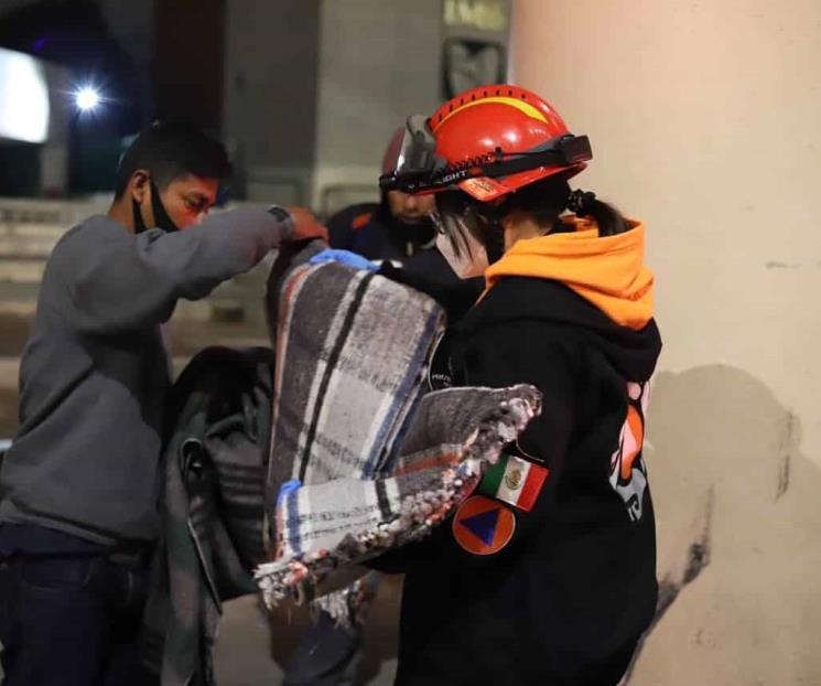 Trasladan a más de 500 a albergues por onda gélida