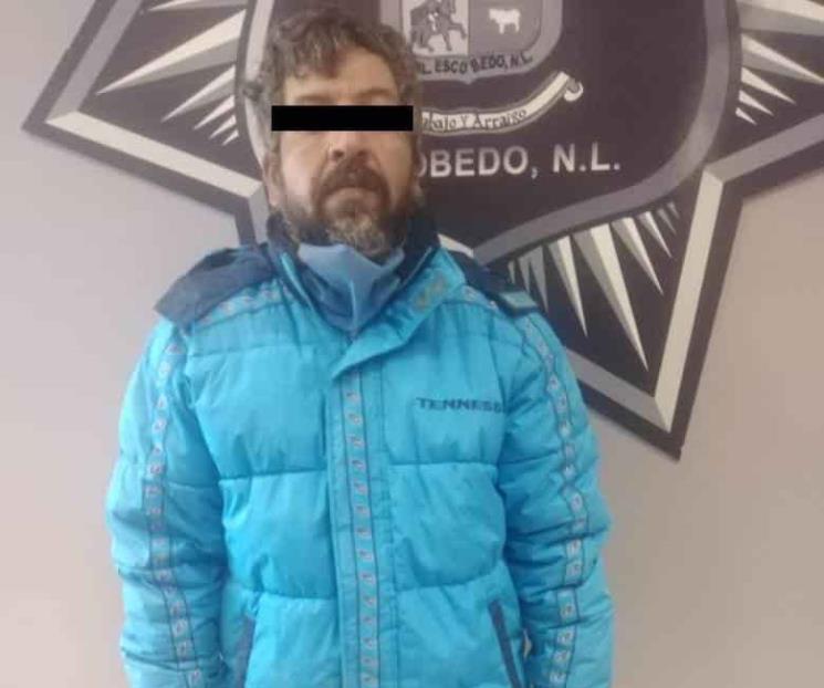 Roba carne y la esconde en chamarra
