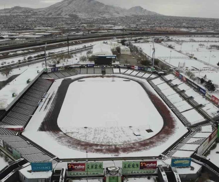 La nieve invade estadios del futbol mexicano La nieve invade estadios del futbol mexicano
